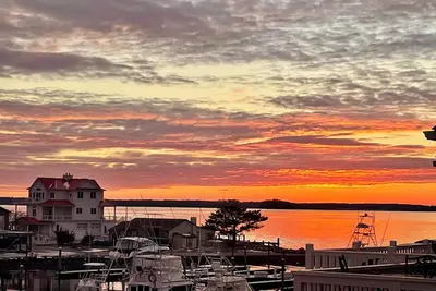 Image de New: Spacious 4-Br townhome with marina & bay views, pool and easy beach access.