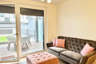 Image de Rare Central Garden Home, New Build 3Room + Garage