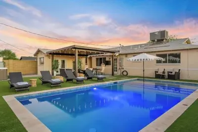 Image de New Hot tub & Pool Bungalow Minutes to Old Town