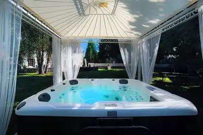 Image de Charme d'une maison typique Cantalienne avec Spa privatif