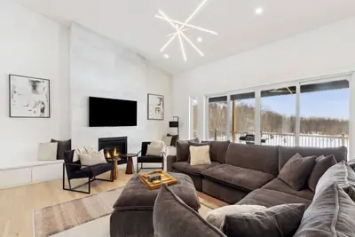 Image de Modern & Spacious Cobble Beach Golf Retreat