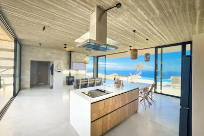 Image de Modern and stylish villa with private swimming pool and sea view