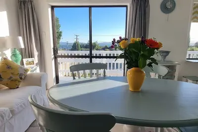 Image de Cosy 3 bedroom apartment in lakeside community. Lake views and open plan living.