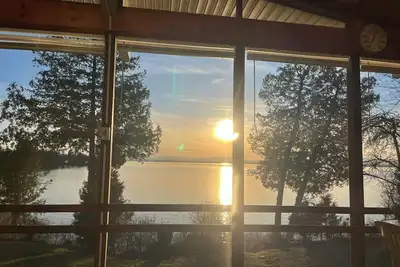 Image de Relaxing Island Getaway - Waterfront Beach And Ski House On Lake Champlain