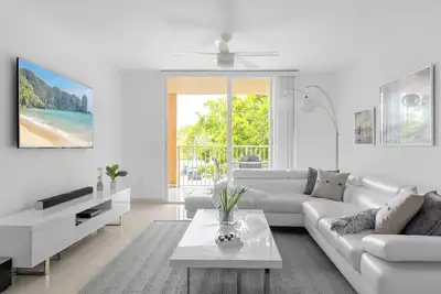 Image de Aventura Modern 2-Bedroom Condo in Serene Community