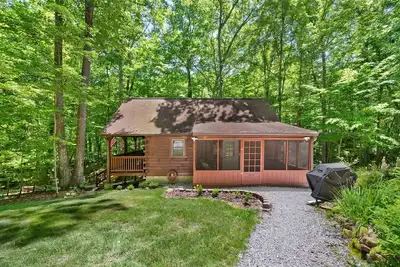 Image de Charming cabin that has beds for 8 guests, many parking spaces, cozy fire pit