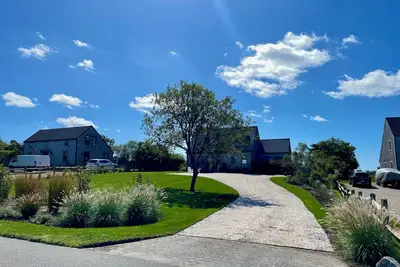 Image de Beautiful 5br with Pool. 3 Renovated Levels of Luxury. Walk to Town or Beach.