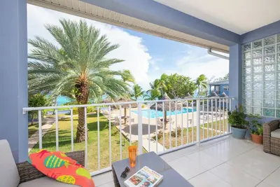 Image de Salty Breezes and Palm Trees - 2 bed oceanfront