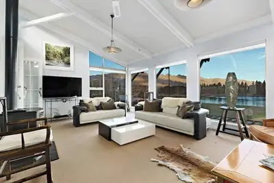 Image de Lake Edge Home With Stunning Views & Walk To Town