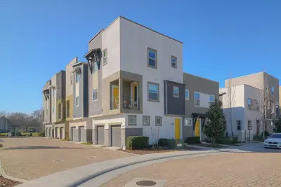 Image de Modern 2 bed/ 2. 5 bath home with functional with a dedicated work space.