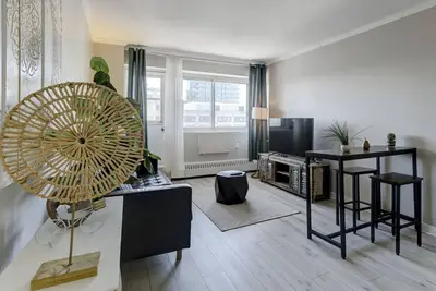 Image de Nice unit in heart of downtown balcony & view