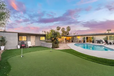 Image de Pool with Patio Lounge & Mini Putti | near Airport