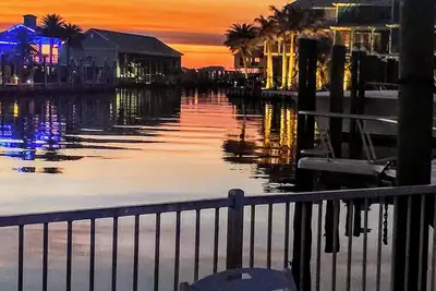 Image de Stunning 2 bed 2 bath condo with wrap around balcony overlooking the marina.