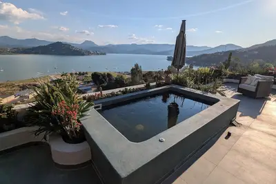Image de Designer House with Spectacular Lake Views, Jacuzzi and Lush Gardens