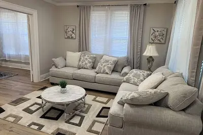 Image de Fully renovated Charming 2-bedroom with full kitchenin amazing at1423 Madison av