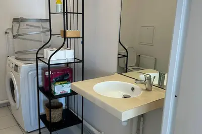 Image de 400 sq. feet large studio with WiFi just 7 minutes from Paris