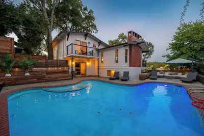Image de LakeView - Pool - Hot Tub - Game Room - Walk to Park\/Zoo - putt putt golf