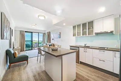 One bedroom unit with stunning river views opposite Cotton Tree Park