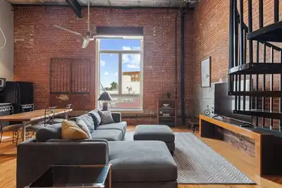 Image de Urban Chic Meets Southern Comfort – Industrial Modern Loft in Downtown Lafayette