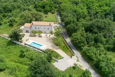 Image de Superbe maison Ă Sumber avec sauna