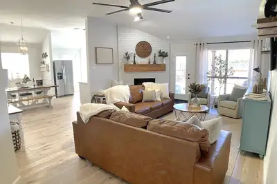 Image de Stunning Newly Renovated Family Friendly Home w\/Hot Tub, Fire Pit + Game Room