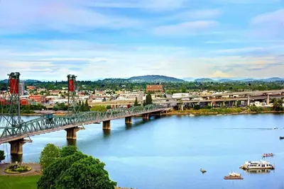 Image de Retreat to our waterfront hotel in downtown Portland