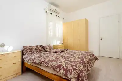 Spacious 3-bedroom apartment with Ac, WiFi in charming Giv'atayim