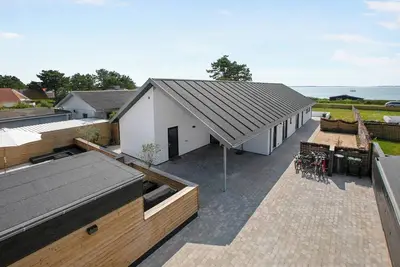 Lovely holiday home with sea view and activity room.