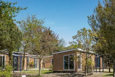 Image de Chalet א Vrouwenpolder avec jardin