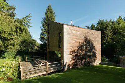 Image de Joli chalet avec espace de jeux pour enfants