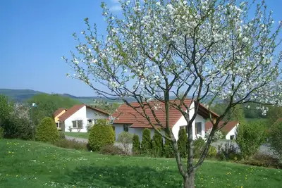 Image de Bungalow individuel de plain-pied avec terrasse