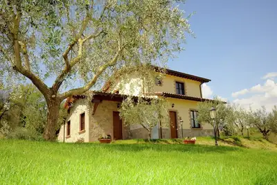Image de Manoir à Pérouse avec Piscine et Collines