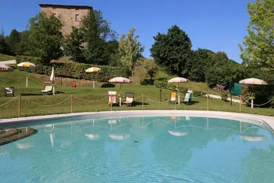 Image de Manoir à Apecchio avec piscine et lac
