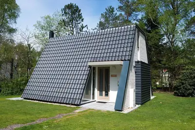 Image de Bungalow modernisé avec lave-vaisselle, situé à De Veluwe