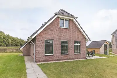 Image de Villa indépendante avec 2 salles de bains, près de la forêt