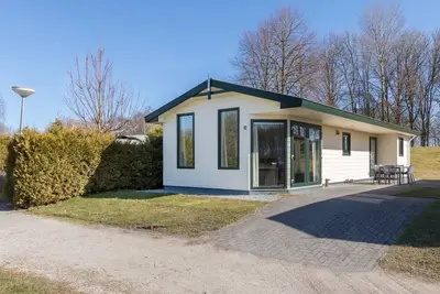 Image de Mobil-home bien meublé avec lave-vaisselle, près de l'eau