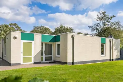 Image de Bungalow cosy avec lave-vaisselle, près de Hunebedcentrum