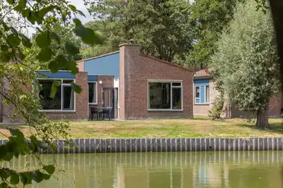 Image de Bungalow rénové avec lave-vaisselle proche d'une réserve
