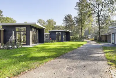 Image de Chalet de bien-être avec Smart Tv, à côté de Bos