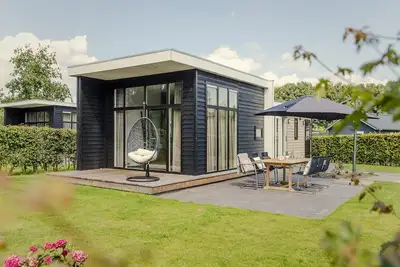 Image de Bungalow avec beau jardin près de la forêt