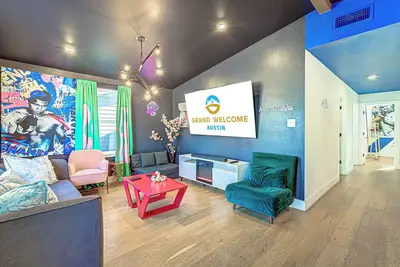 Image de Trendy Stay for 12 w/Hot Tub, Mins to Dt + 6th St!