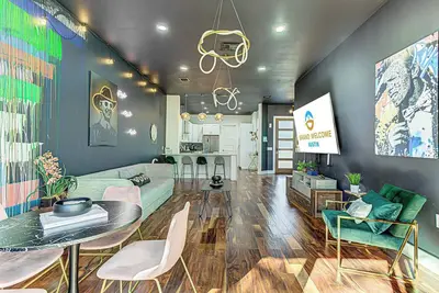 Image de Trendy Stay for 10, Minutes to Downtown + 6th St!