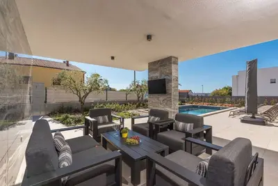Image de Villa moderne à 2 km de la ville istrienne de Novigrad avec piscine privée