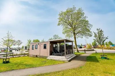 Image de Chalet confortable avec lave-vaisselle, près d'un lac