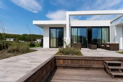 Image de Villa de vacances idyllique avec jetée