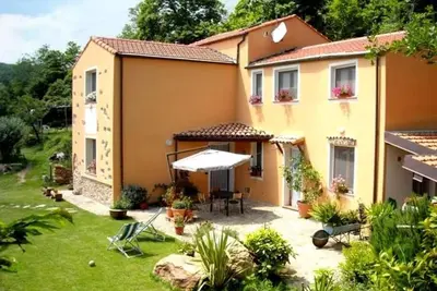 Image de Appartement pittoresque à Vezzi Portio avec jardin privé