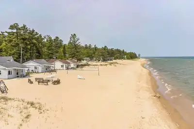 Image de Family-Friendly Lake Retreat—2br Cottage w/ Amenities