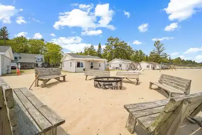 Image de Relaxing 3br Retreat on Lake Huron’s Shore