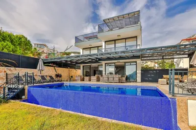 Image de Budget villa for 10, views, pool, table tennis, perfect central location