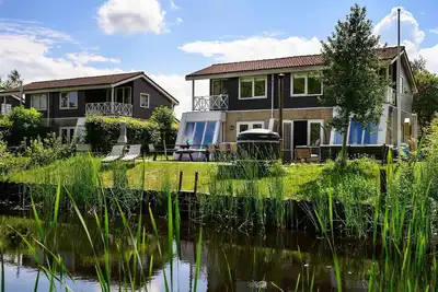 Image de Maison de famille et d'amis moderne avec bien-être